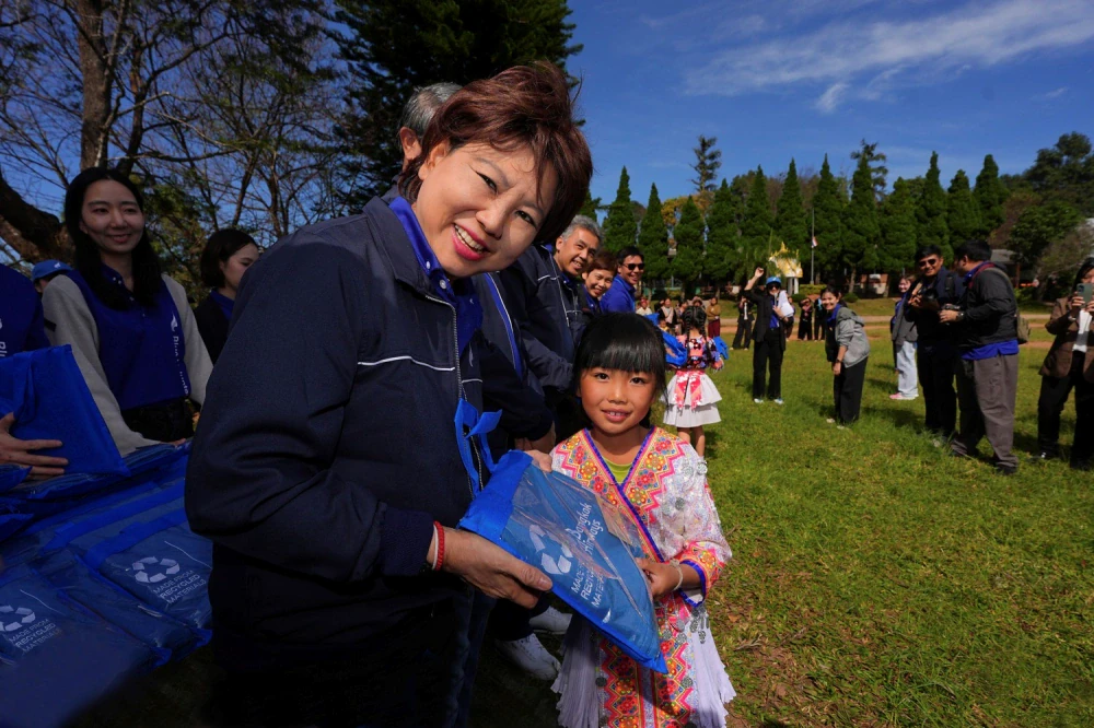 บางกอกแอร์เวย์ส ชวน ญาญ่า–อุรัสยา แบ่งปันความอบอุ่นสู่ชุมชน ในโครงการ “Seasons of Giving 2025”