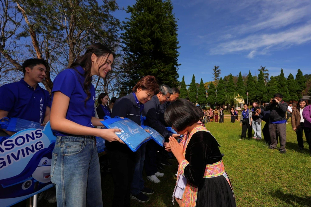 บางกอกแอร์เวย์ส ชวน ญาญ่า–อุรัสยา แบ่งปันความอบอุ่นสู่ชุมชน ในโครงการ “Seasons of Giving 2025”