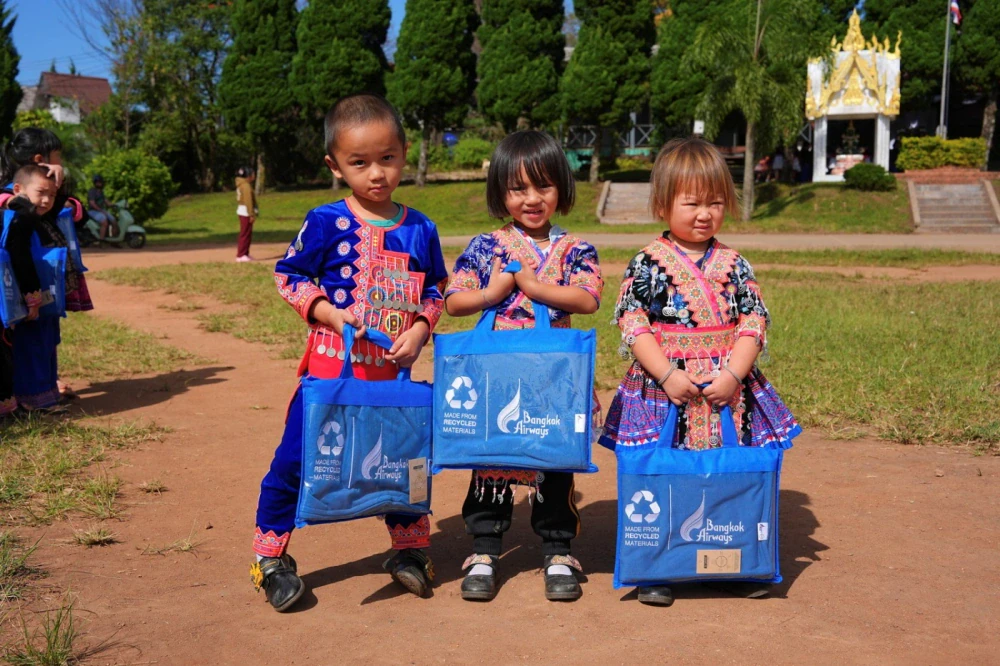 บางกอกแอร์เวย์ส ชวน ญาญ่า–อุรัสยา แบ่งปันความอบอุ่นสู่ชุมชน ในโครงการ “Seasons of Giving 2025”