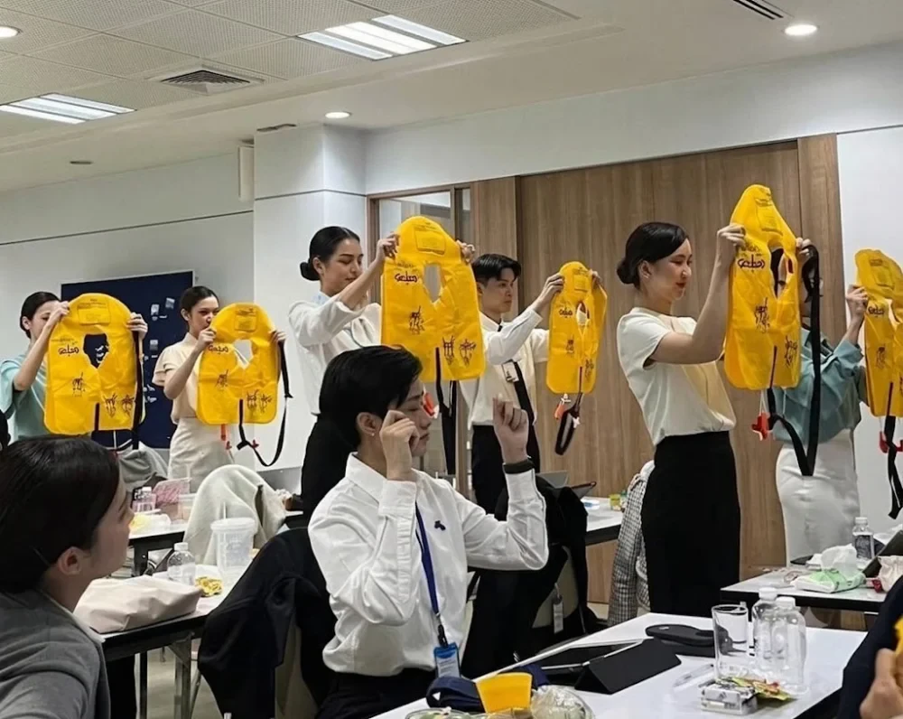 เบื้องหลังรอยยิ้มและยูนิฟอร์ม คือ “ความปลอดภัย” ที่ซ่อนอยู่ในหัวใจการบริการของพนักงานต้อนรับบนเครื่องบินของบางกอกแอร์เวย์ส